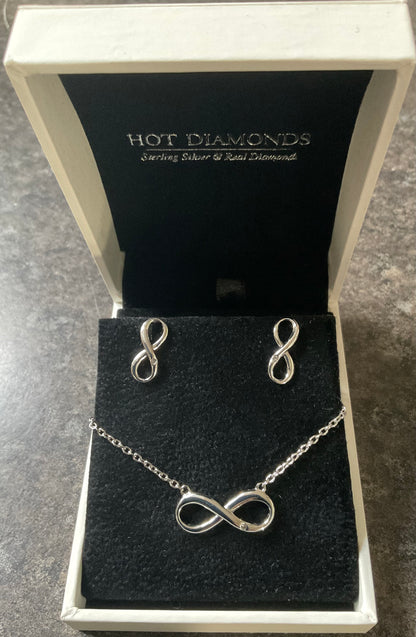 HOT DIAMONDS 925 Sterling Silver and Diamond Infinity necklace and earrings set in Hot Diamonds box