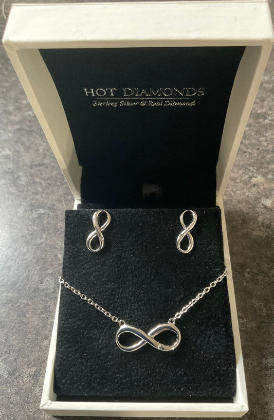 HOT DIAMONDS 925 Sterling Silver and Diamond Infinity necklace and earrings set in Hot Diamonds box
