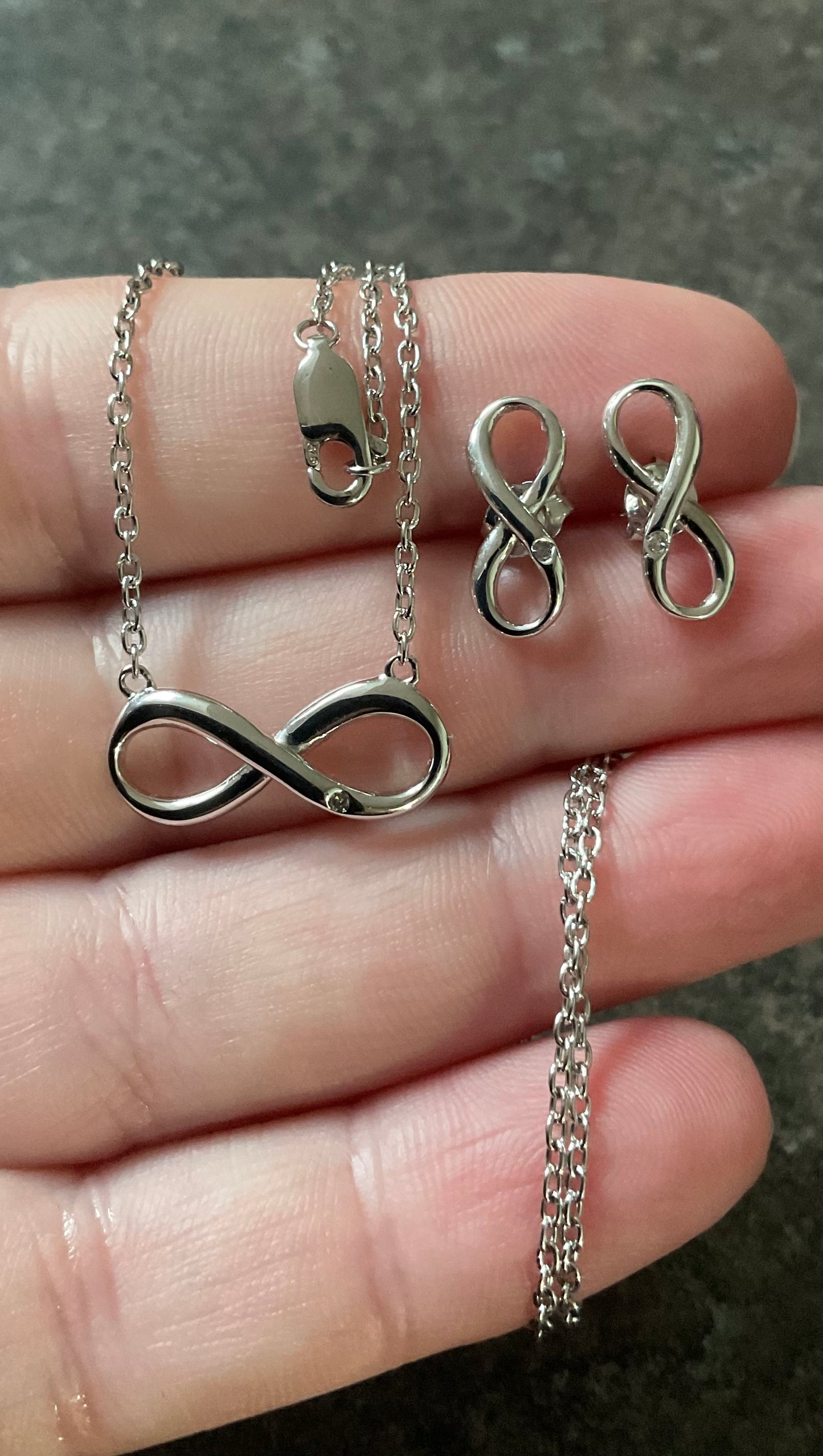 HOT DIAMONDS 925 Sterling Silver and Diamond Infinity necklace and earrings set in Hot Diamonds box