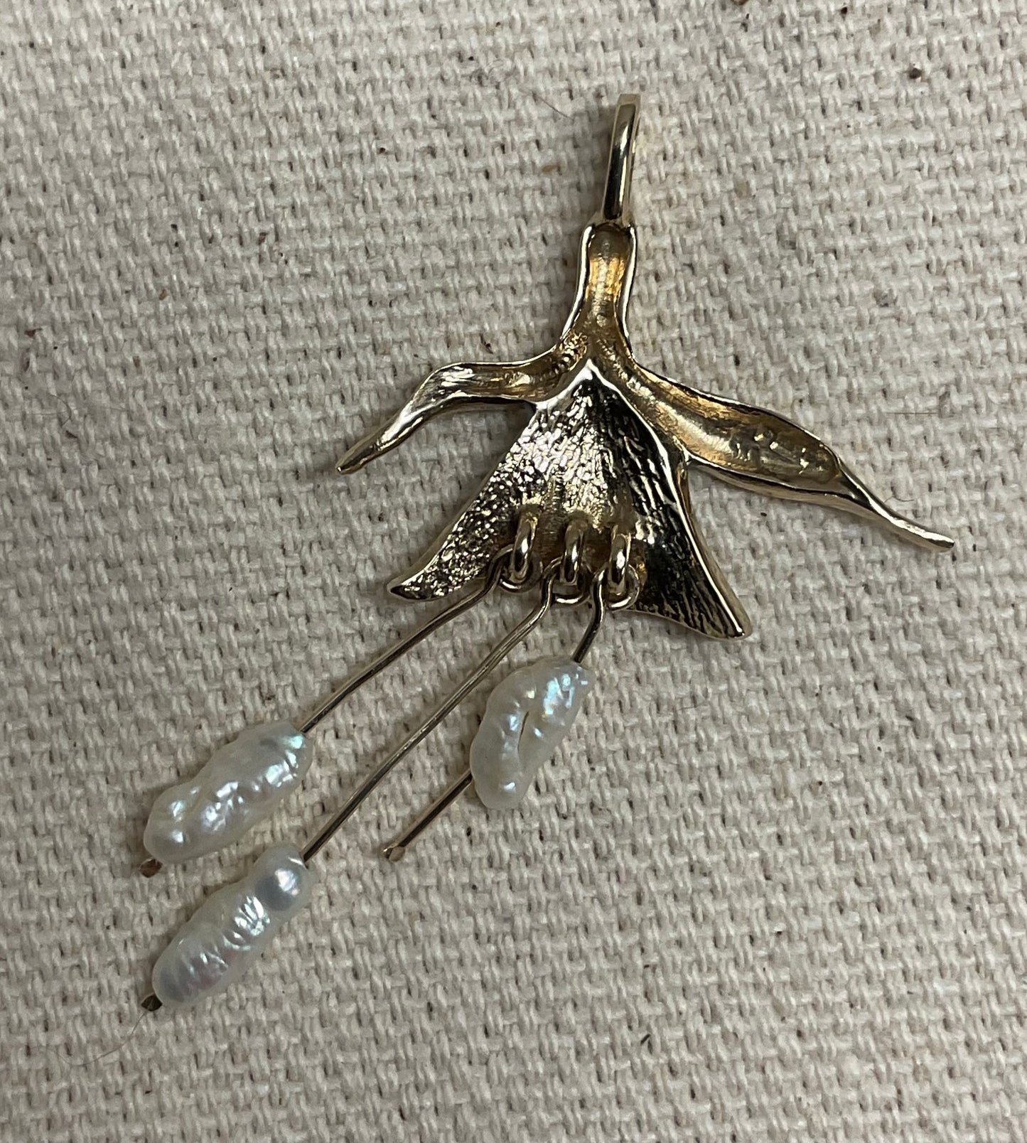 Vintage 9ct Enamel and Rice Pearl Flower pendant in yellow gold Pale blue purple