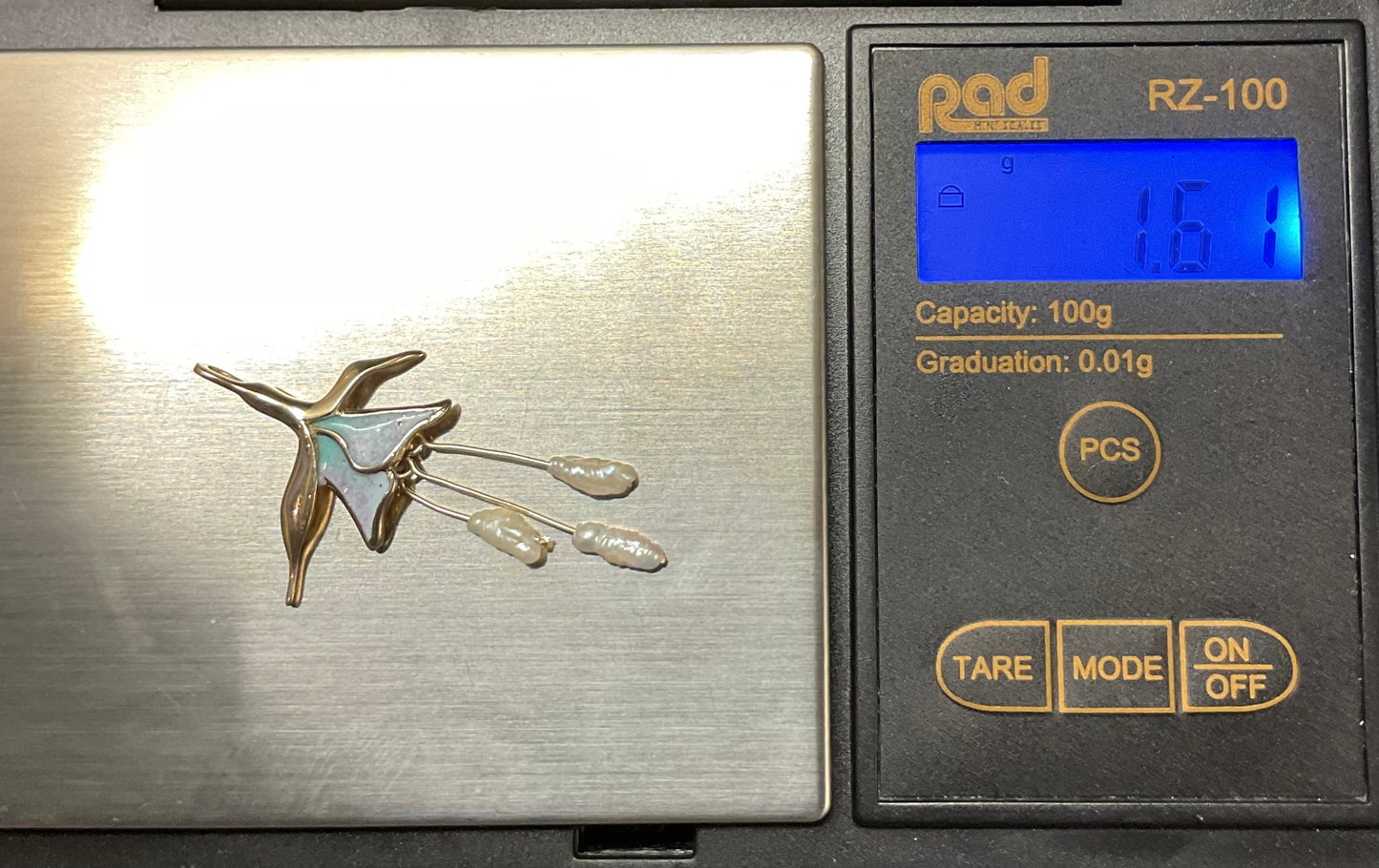 Vintage 9ct Enamel and Rice Pearl Flower pendant in yellow gold Pale blue purple