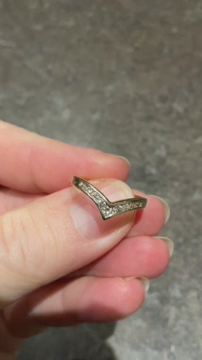 9ct yellow gold 0.25ct Diamond wishbone ring size P